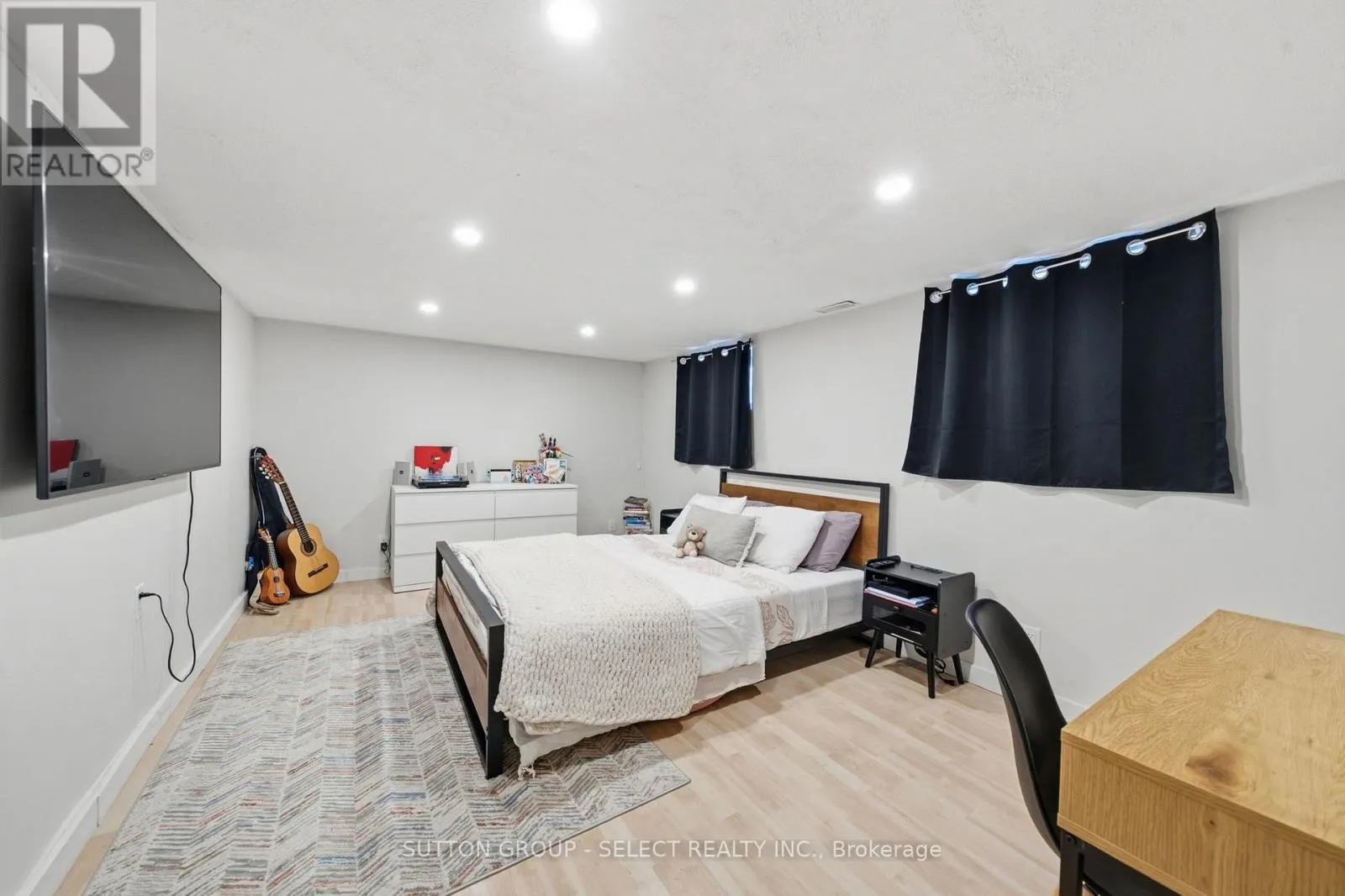 18 BRISCOE STREET W