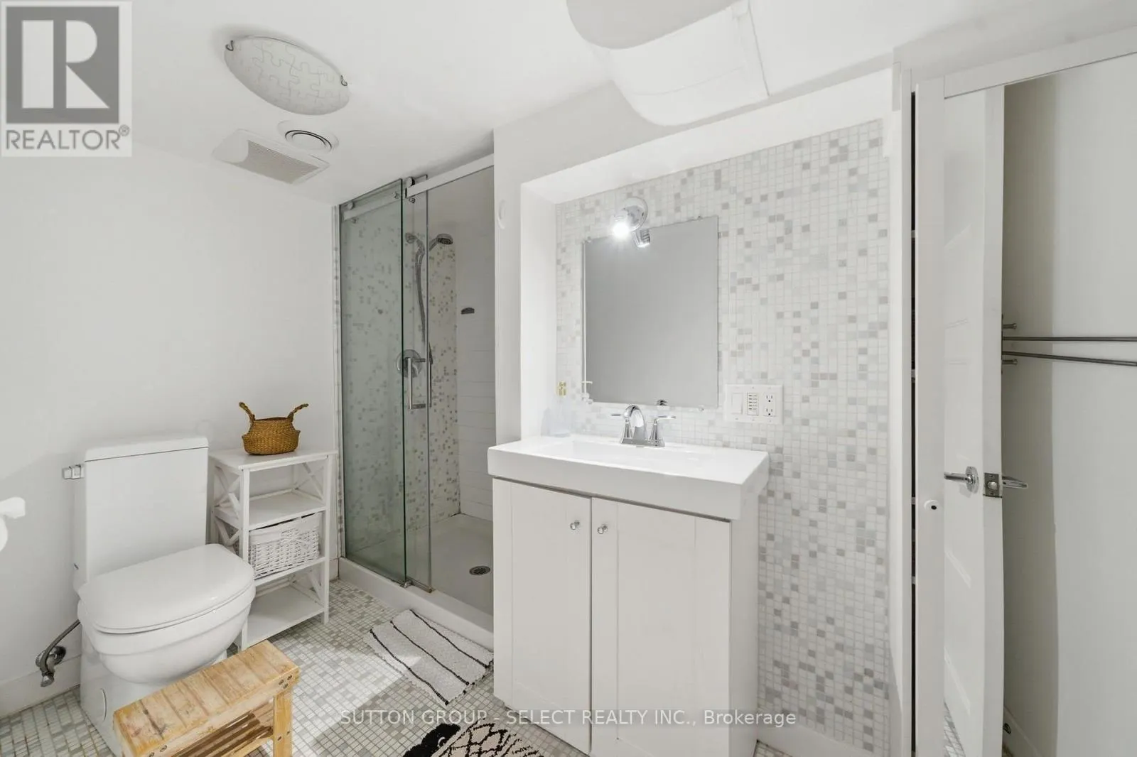 18 BRISCOE STREET W
