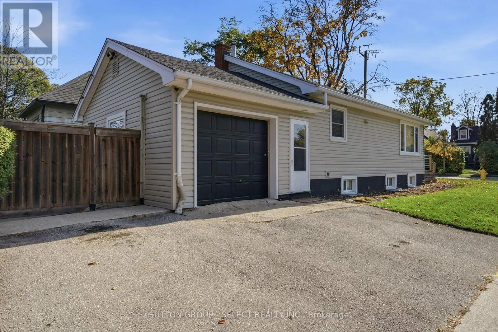 18 BRISCOE STREET W