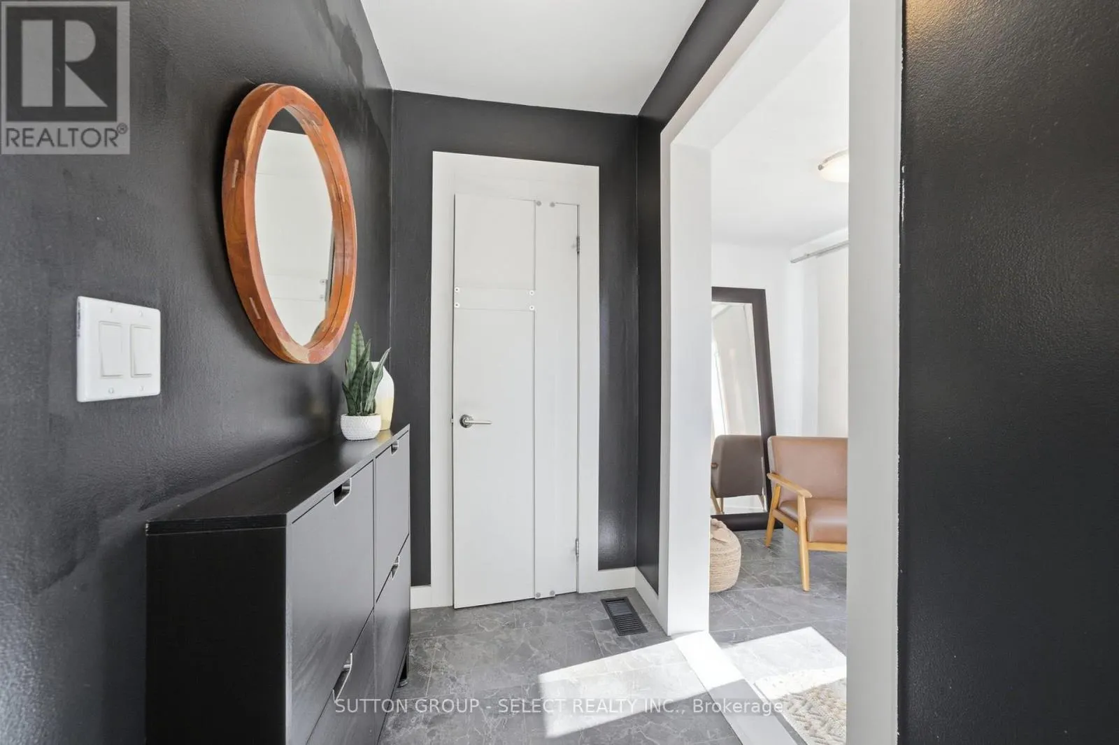 18 BRISCOE STREET W