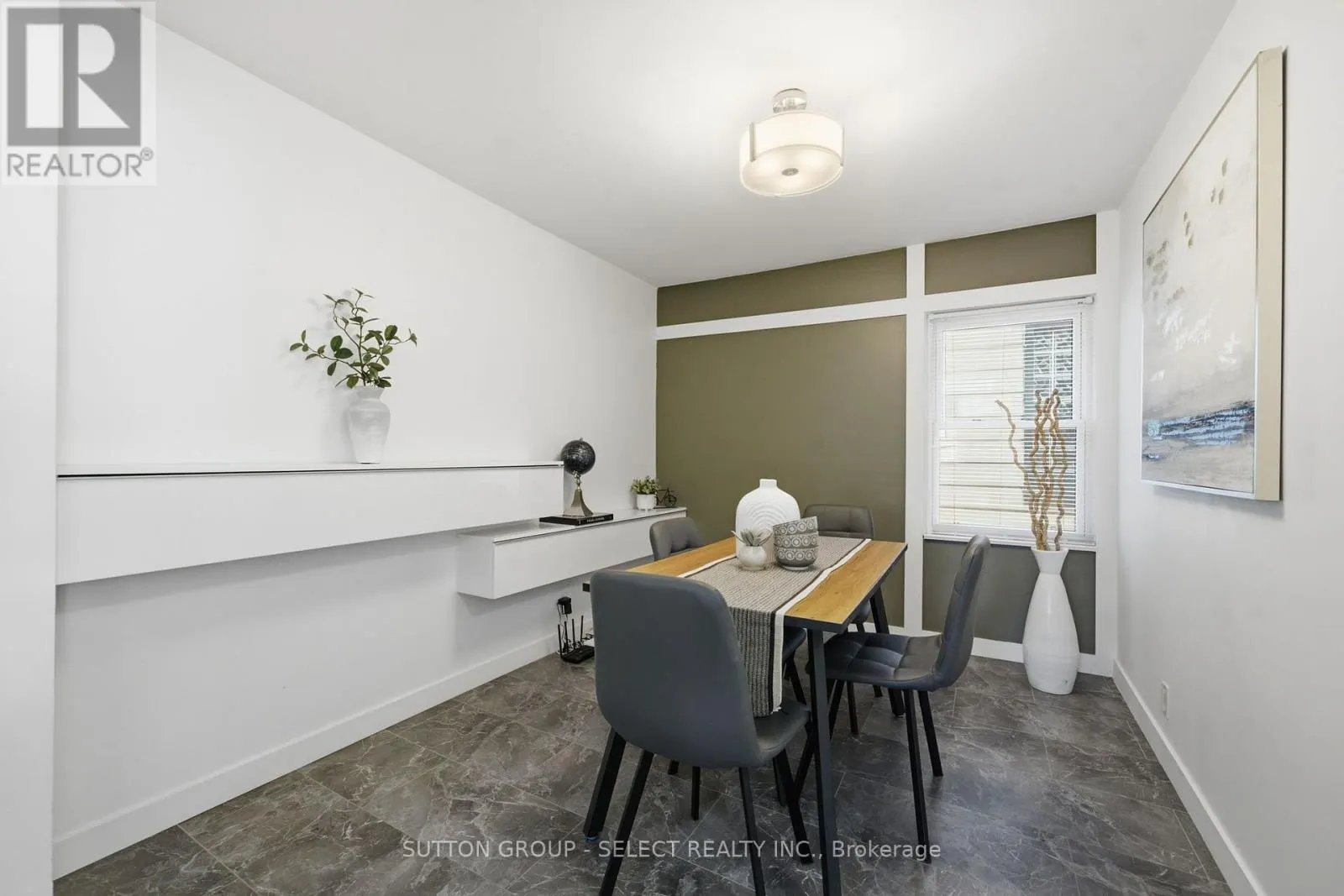 18 BRISCOE STREET W