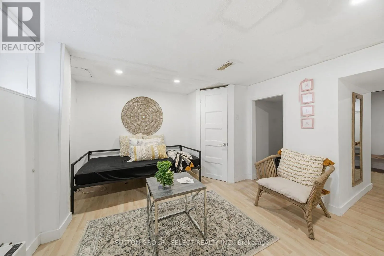 18 BRISCOE STREET W