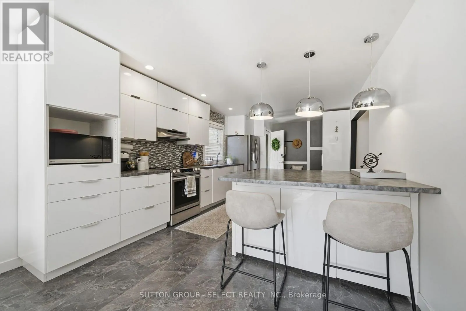 18 BRISCOE STREET W