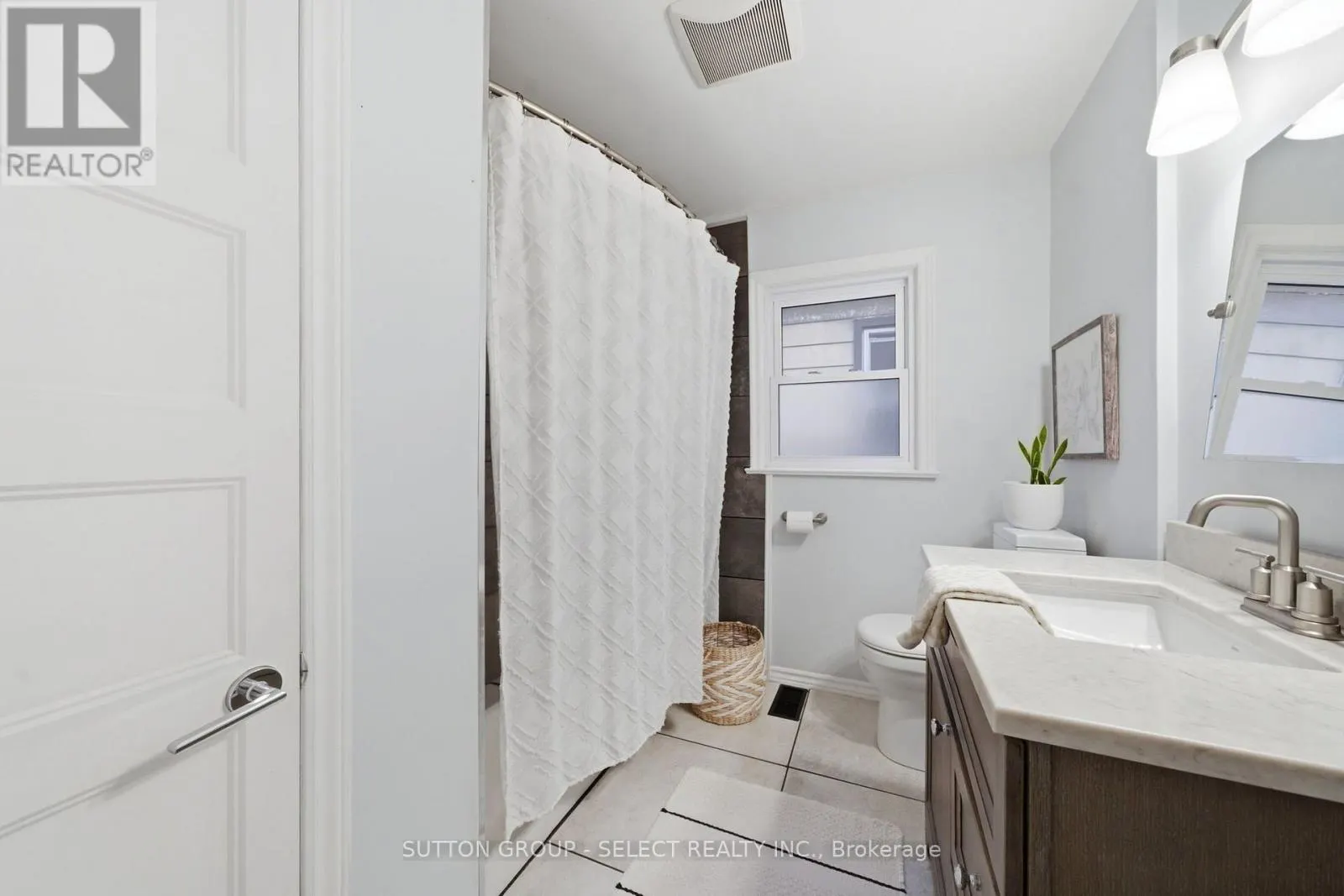 18 BRISCOE STREET W