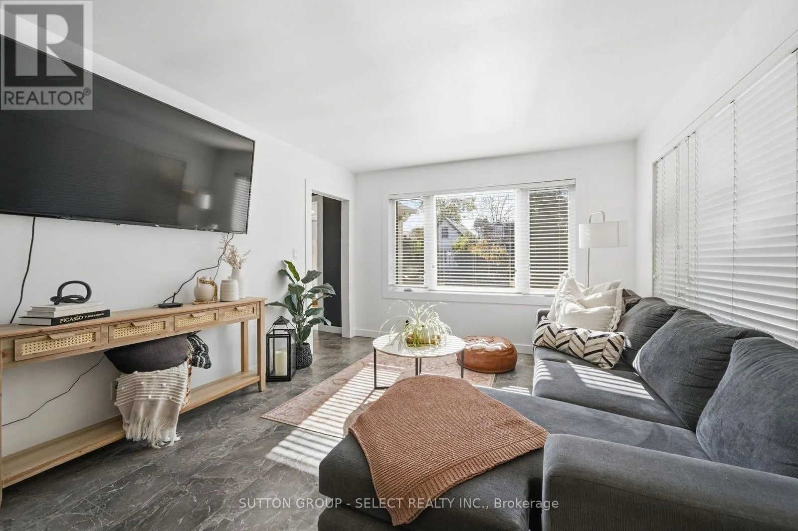 18 BRISCOE STREET W