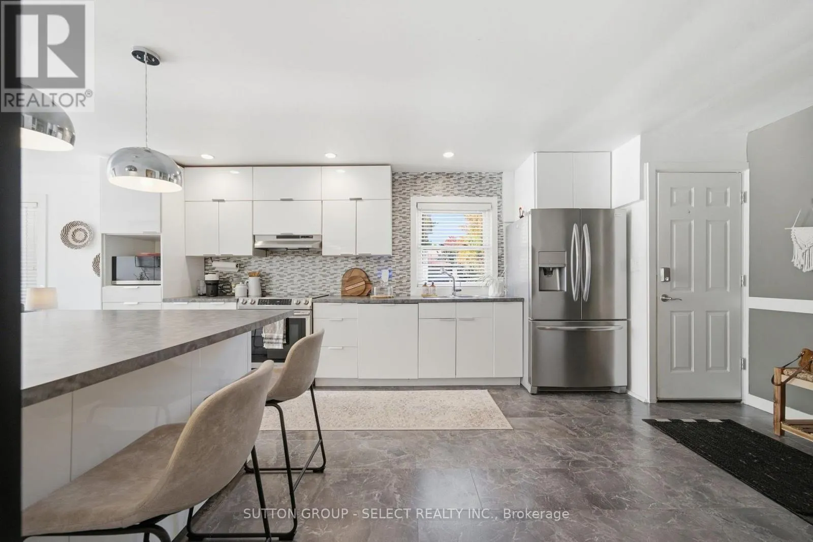 18 BRISCOE STREET W