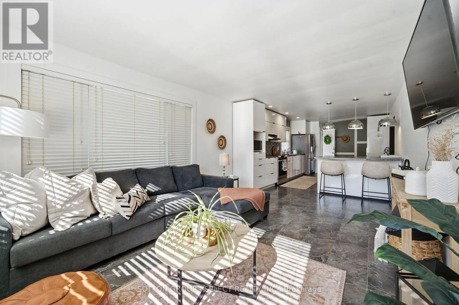 18 BRISCOE STREET W