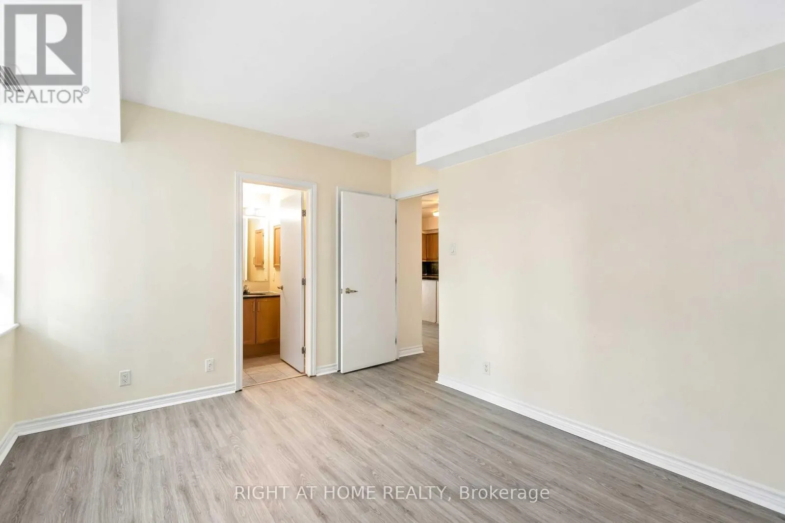 701 - 445 LAURIER AVENUE W
