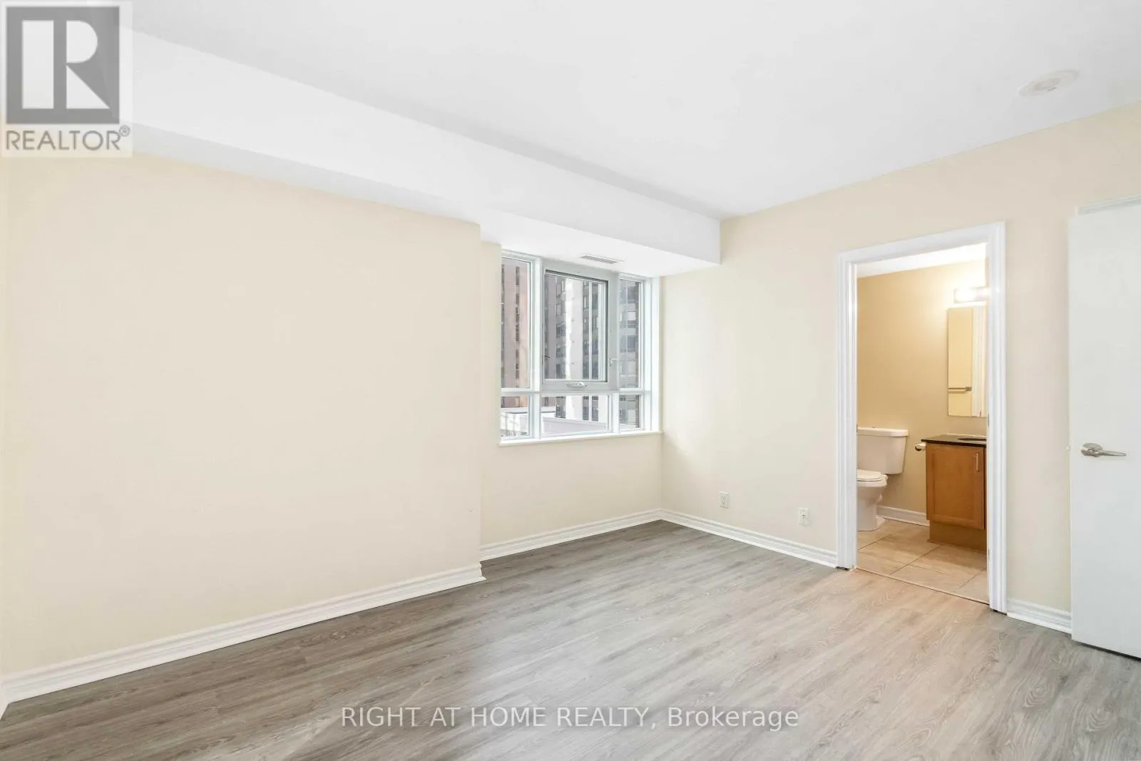 701 - 445 LAURIER AVENUE W