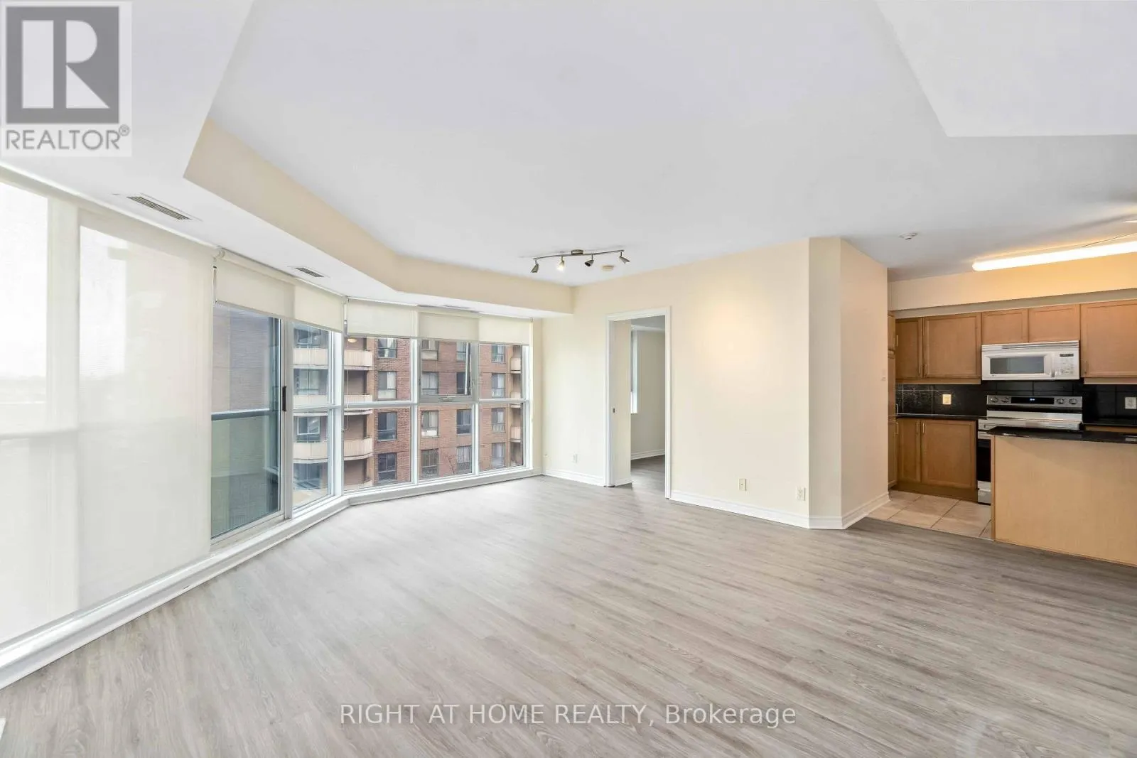 701 - 445 LAURIER AVENUE W