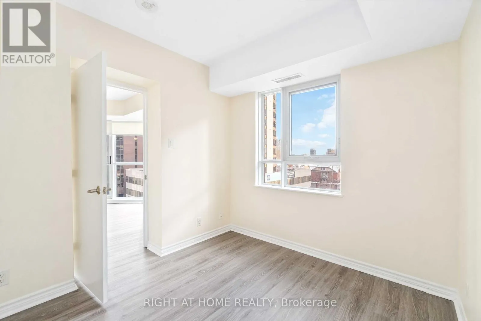 701 - 445 LAURIER AVENUE W