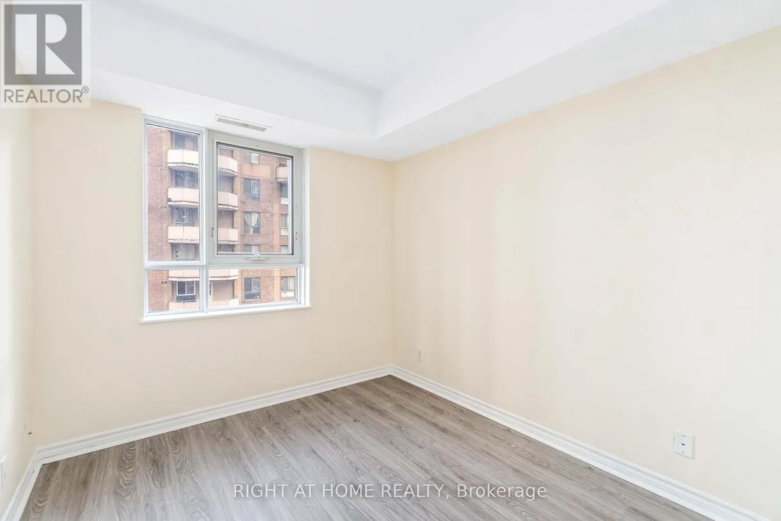 701 - 445 LAURIER AVENUE W