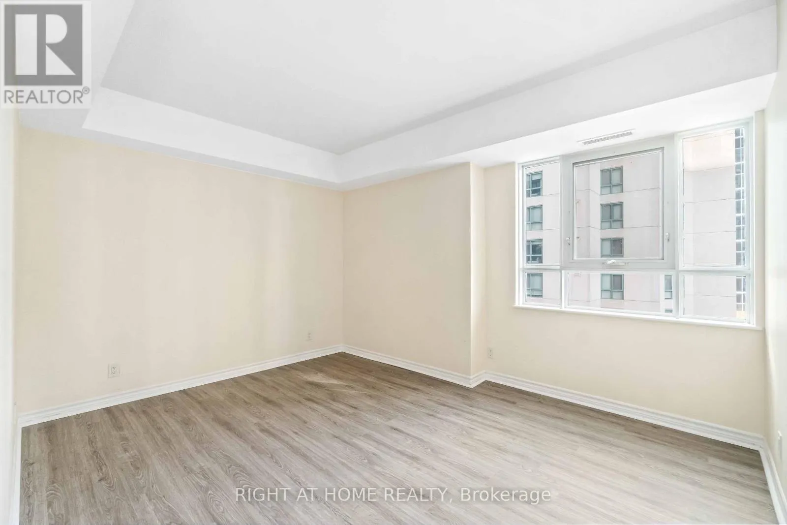 701 - 445 LAURIER AVENUE W