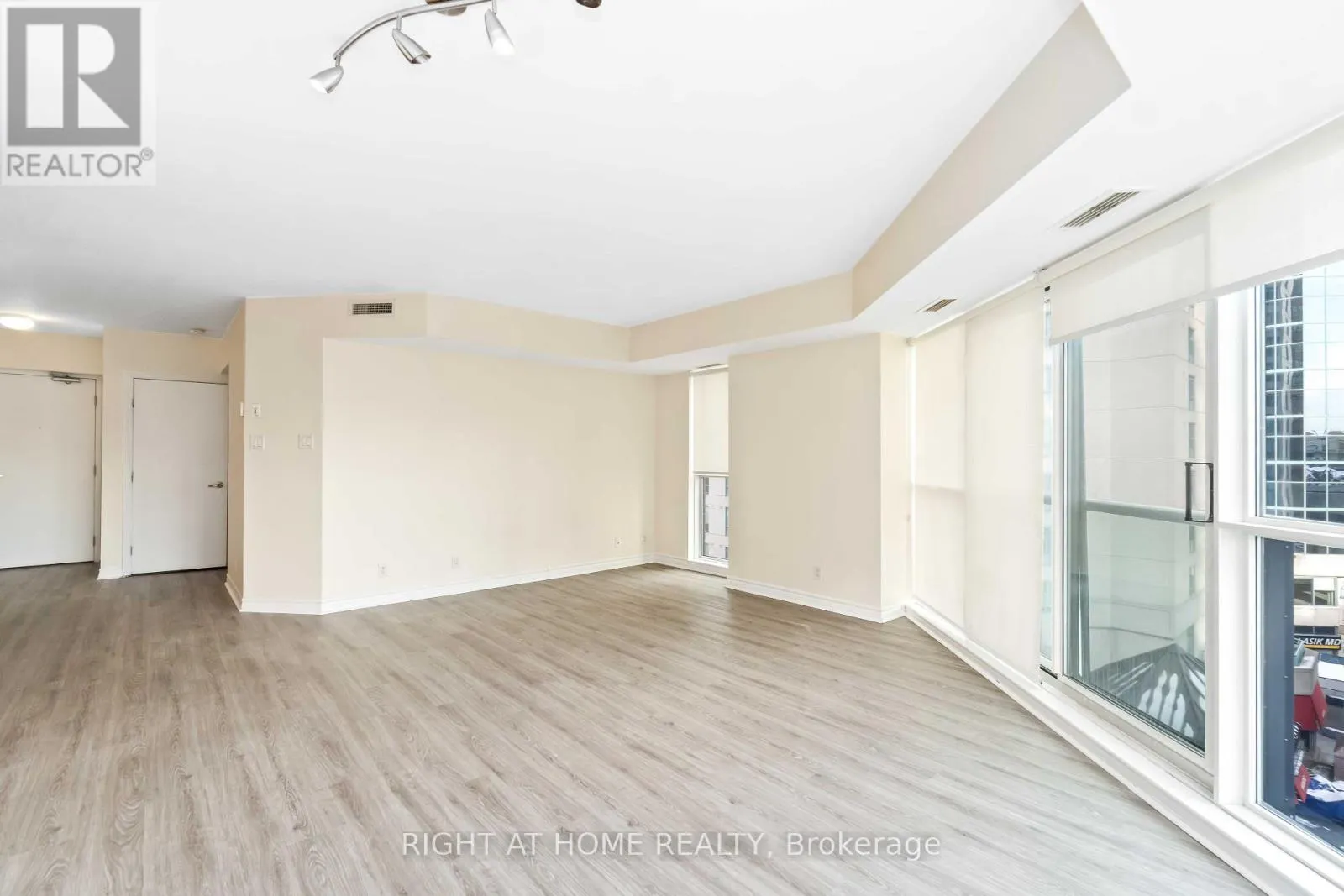 701 - 445 LAURIER AVENUE W