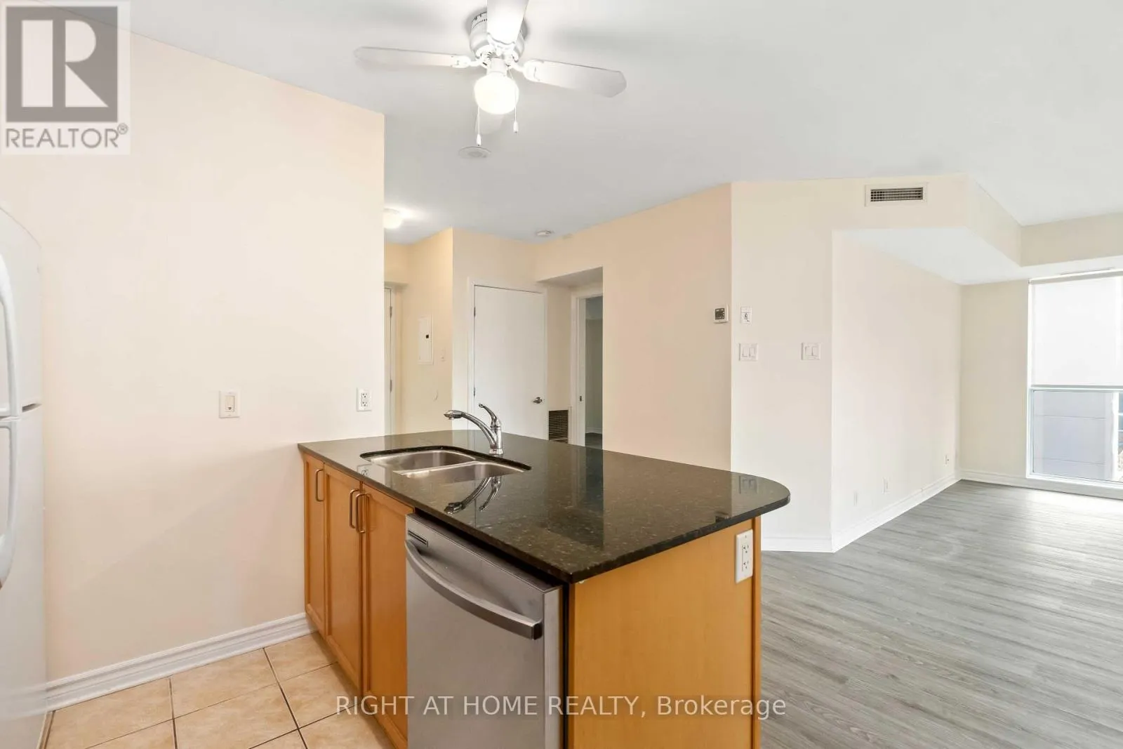 701 - 445 LAURIER AVENUE W