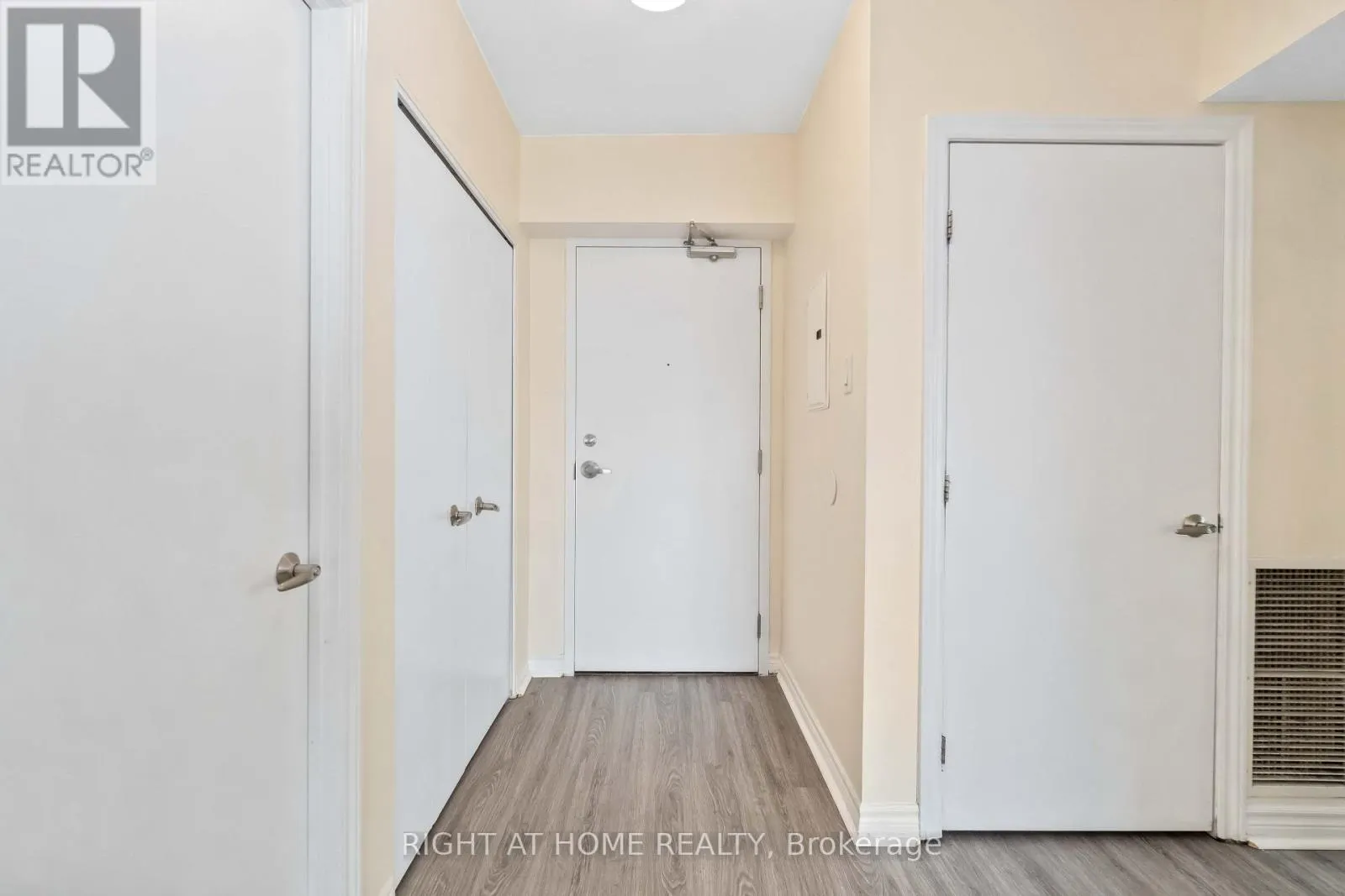 701 - 445 LAURIER AVENUE W