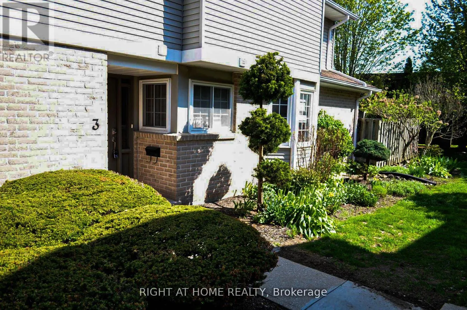 3 - 104 WOODLAWN ROAD E
