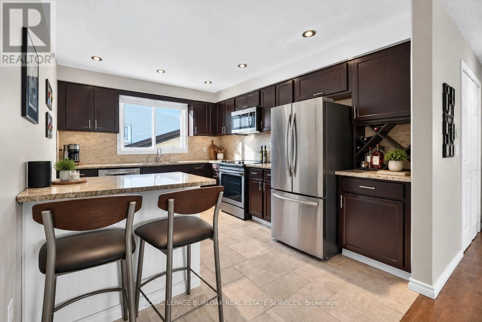 4 VANCE CRESCENT