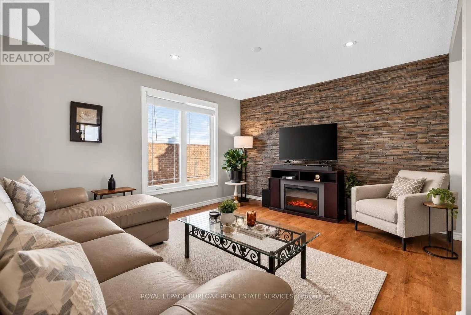 4 VANCE CRESCENT