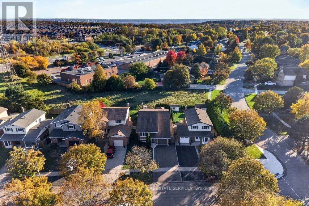 4 VANCE CRESCENT