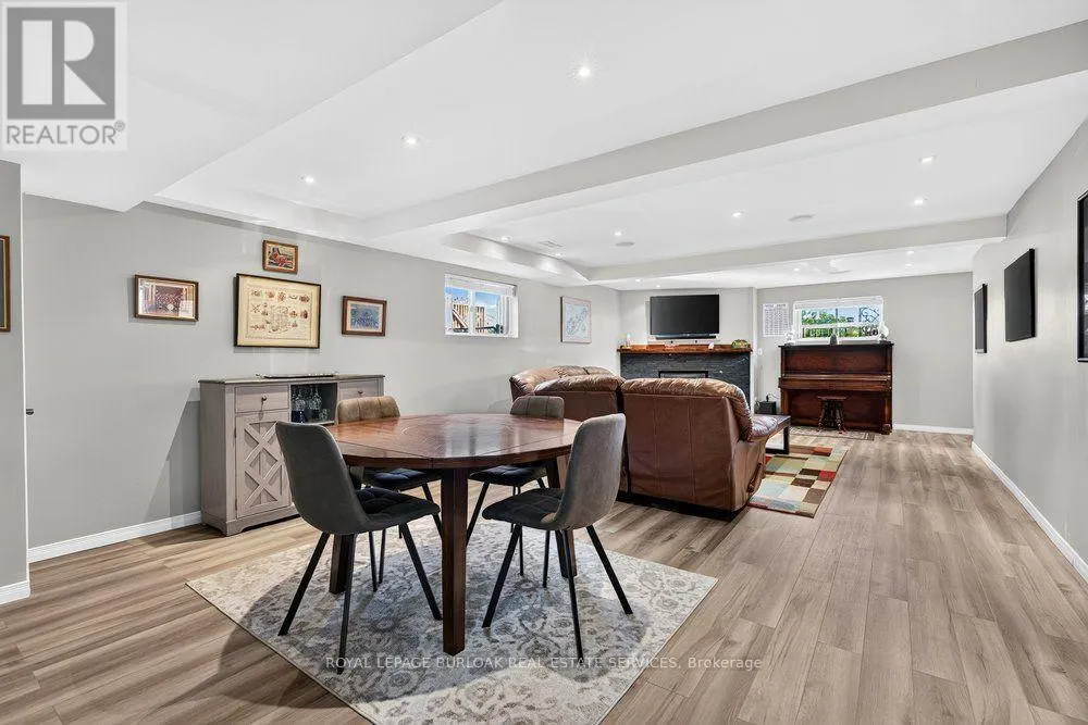 4 VANCE CRESCENT