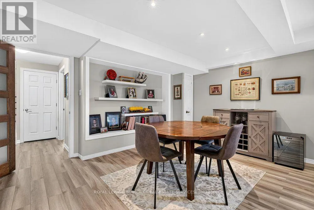 4 VANCE CRESCENT