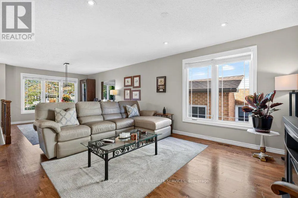 4 VANCE CRESCENT