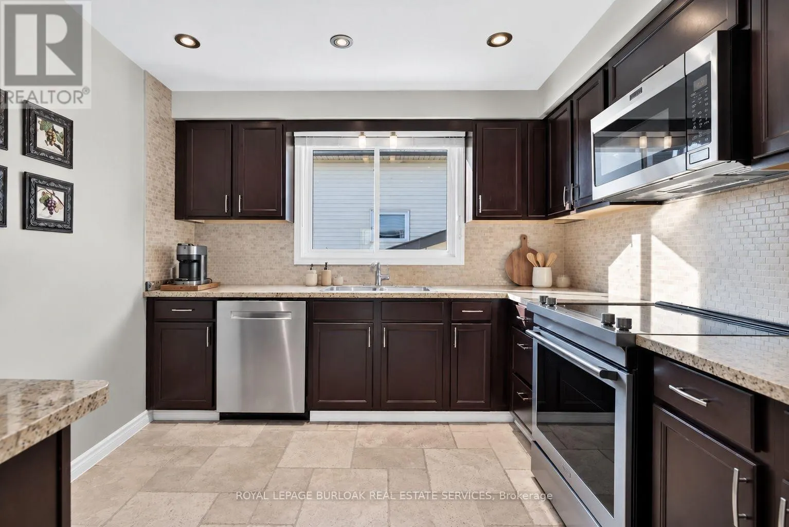 4 VANCE CRESCENT