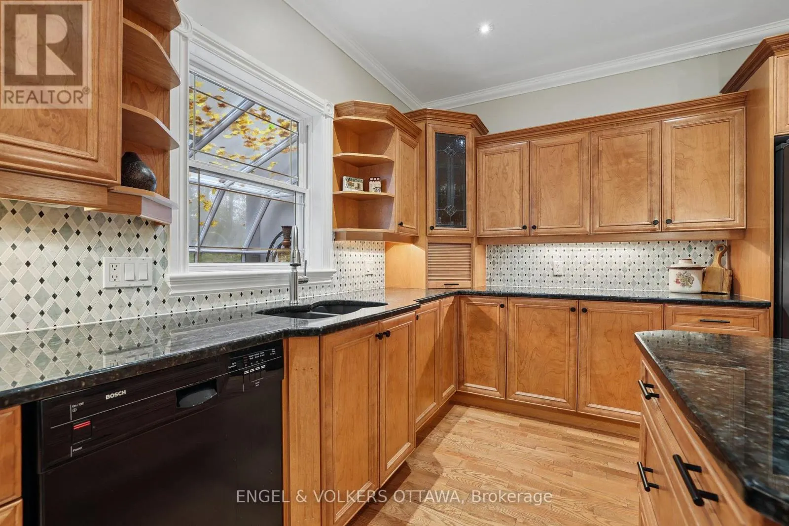 5732 QUEENSCOURT CRESCENT