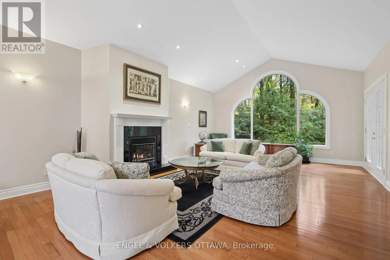 5732 QUEENSCOURT CRESCENT