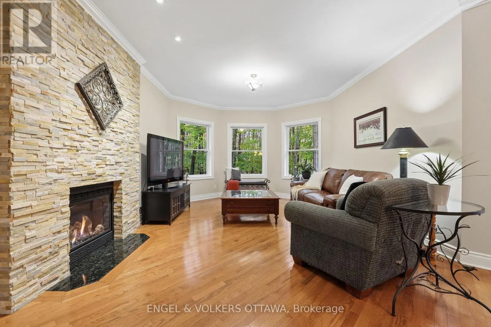 5732 QUEENSCOURT CRESCENT