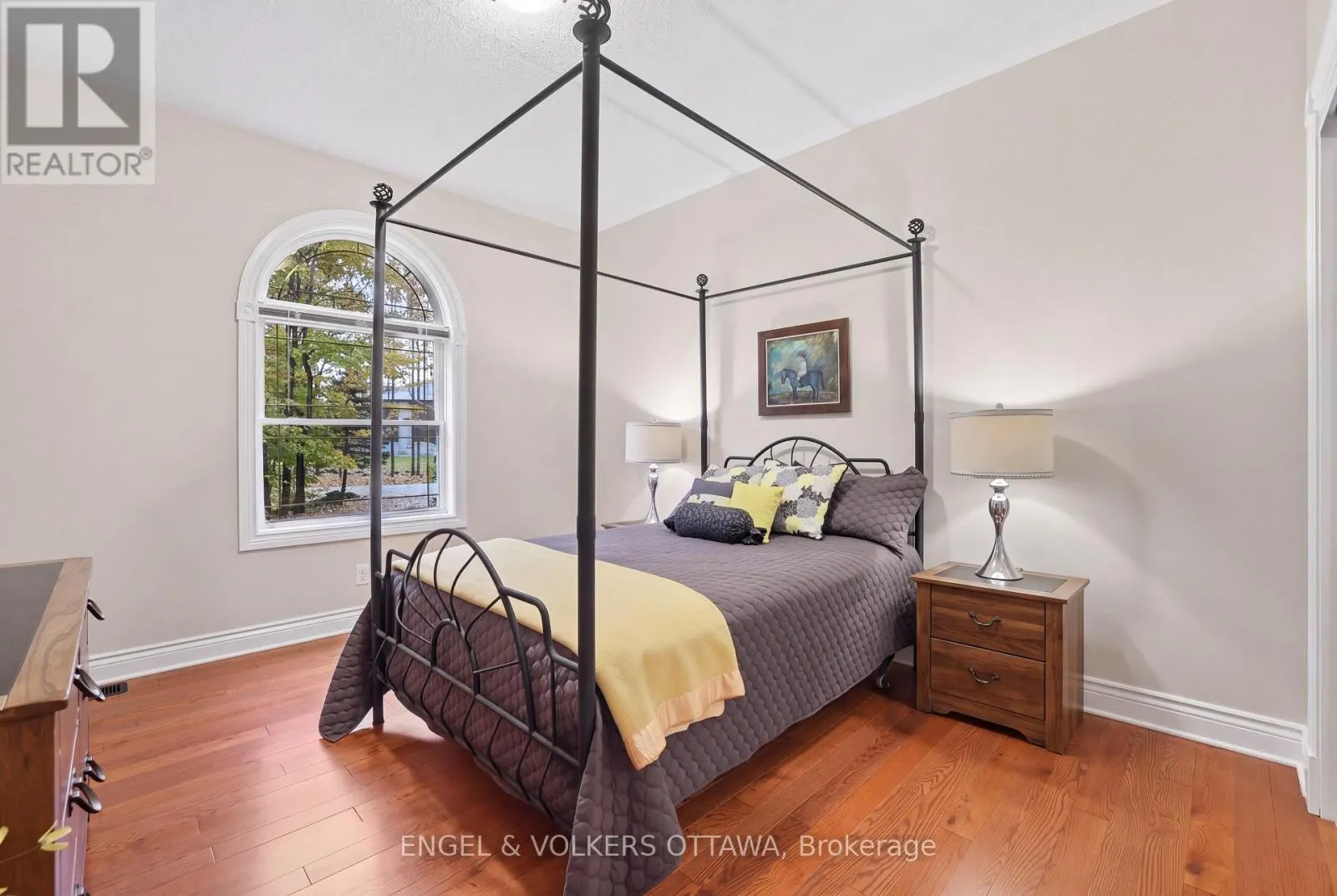 5732 QUEENSCOURT CRESCENT