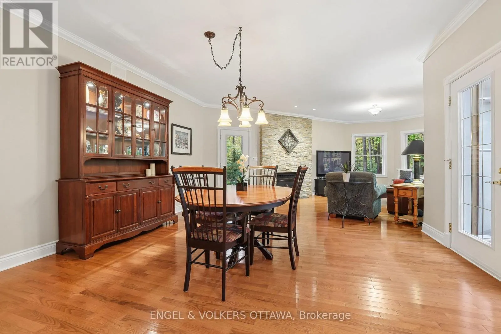 5732 QUEENSCOURT CRESCENT