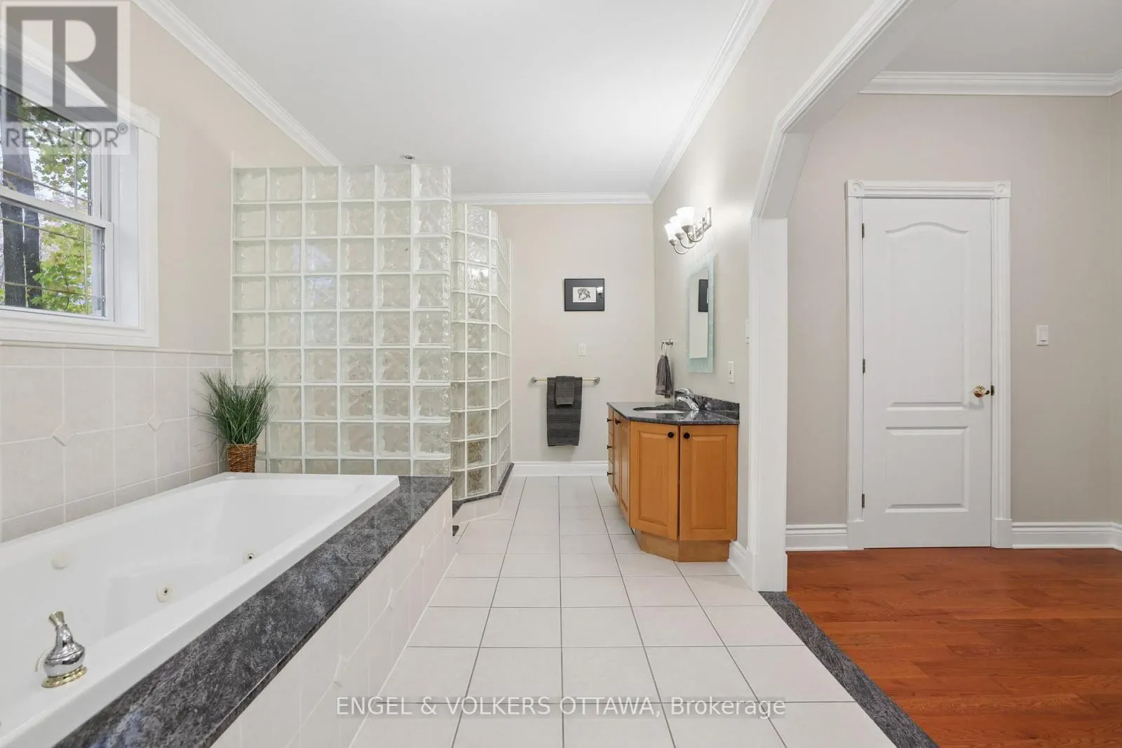 5732 QUEENSCOURT CRESCENT