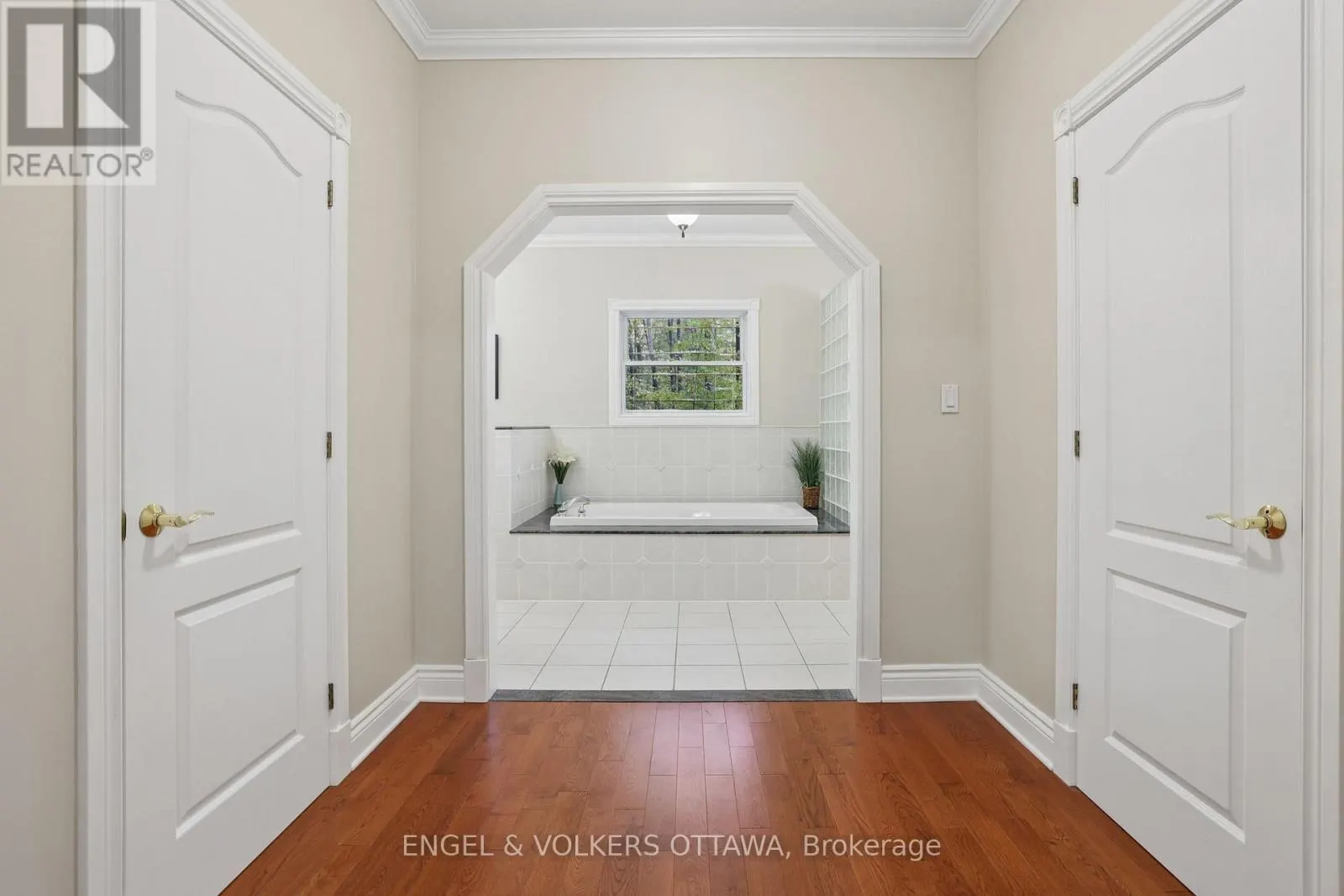 5732 QUEENSCOURT CRESCENT