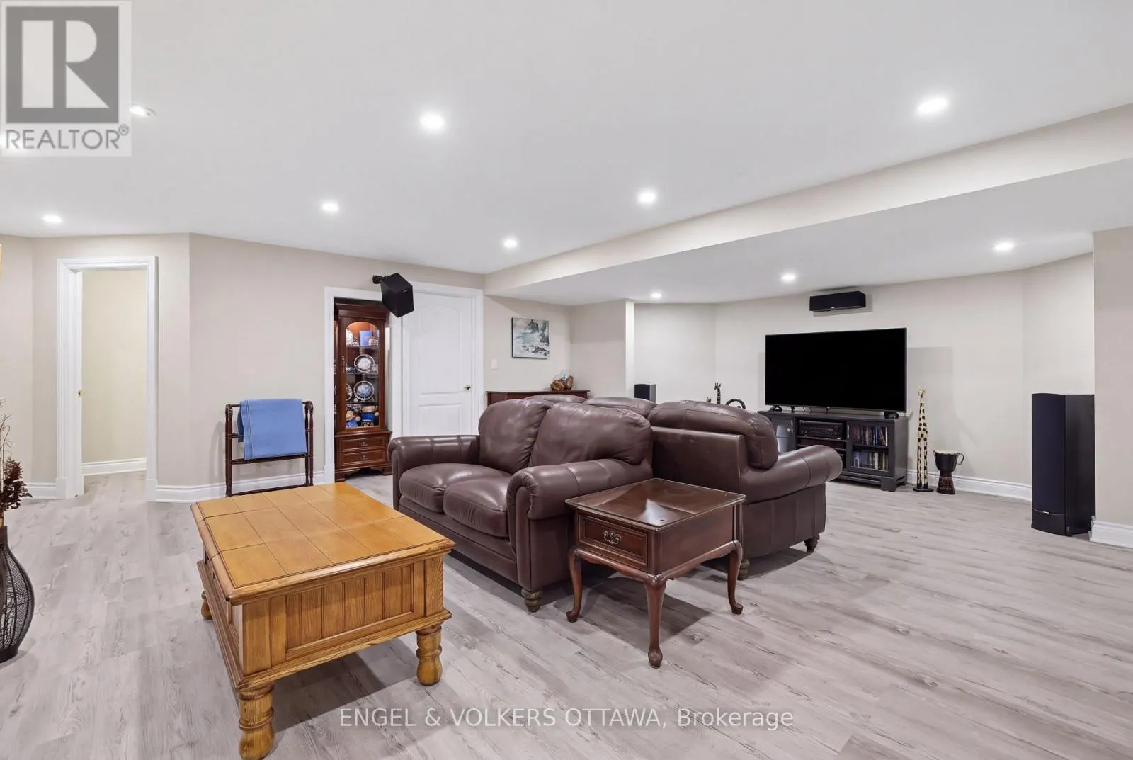 5732 QUEENSCOURT CRESCENT