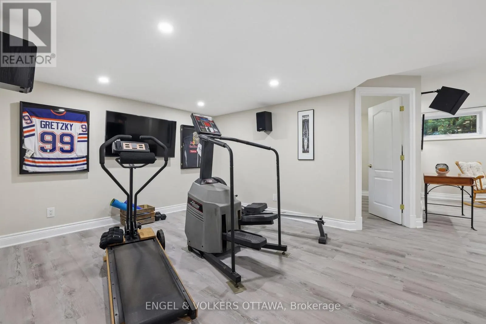5732 QUEENSCOURT CRESCENT