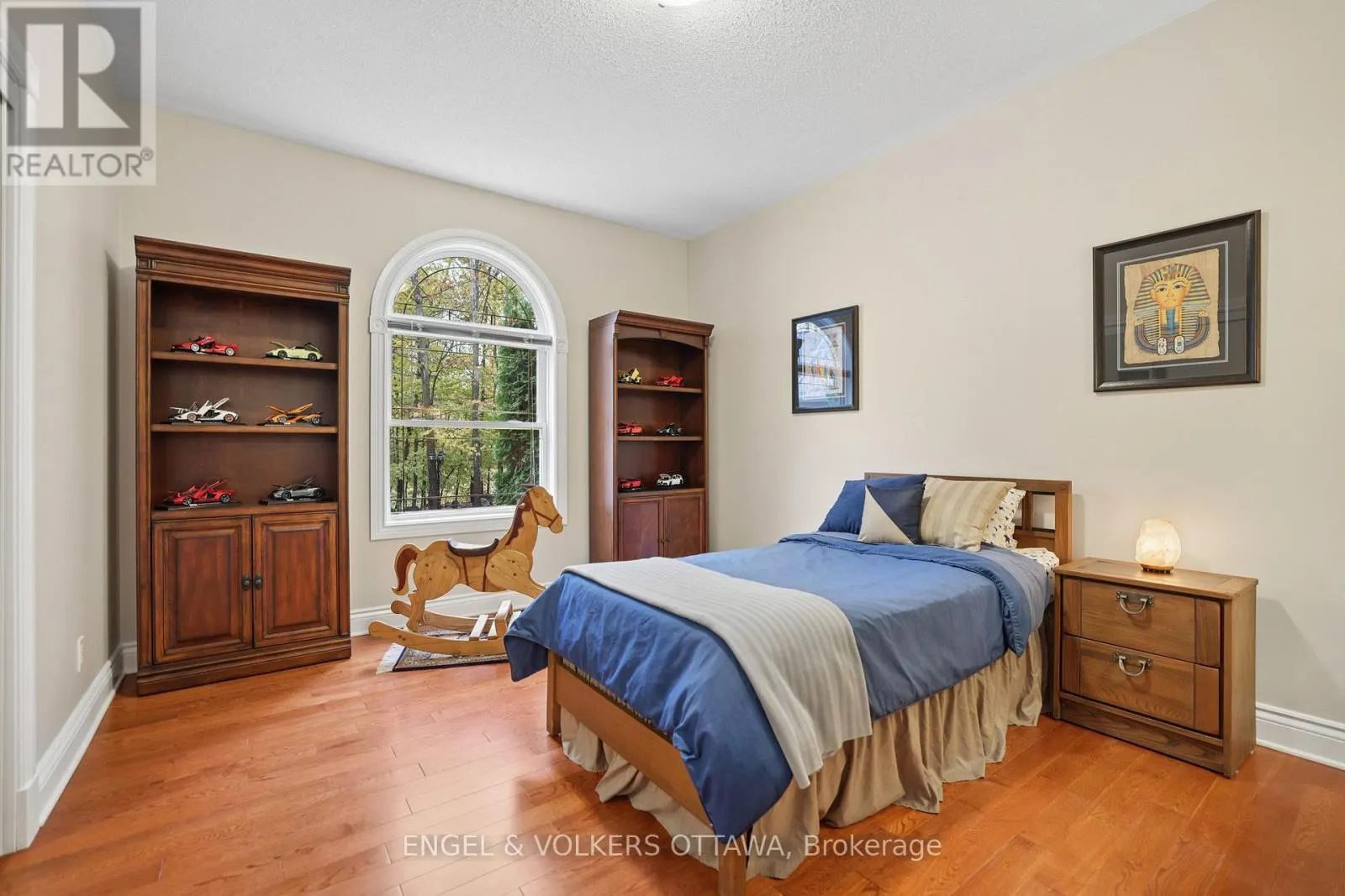 5732 QUEENSCOURT CRESCENT
