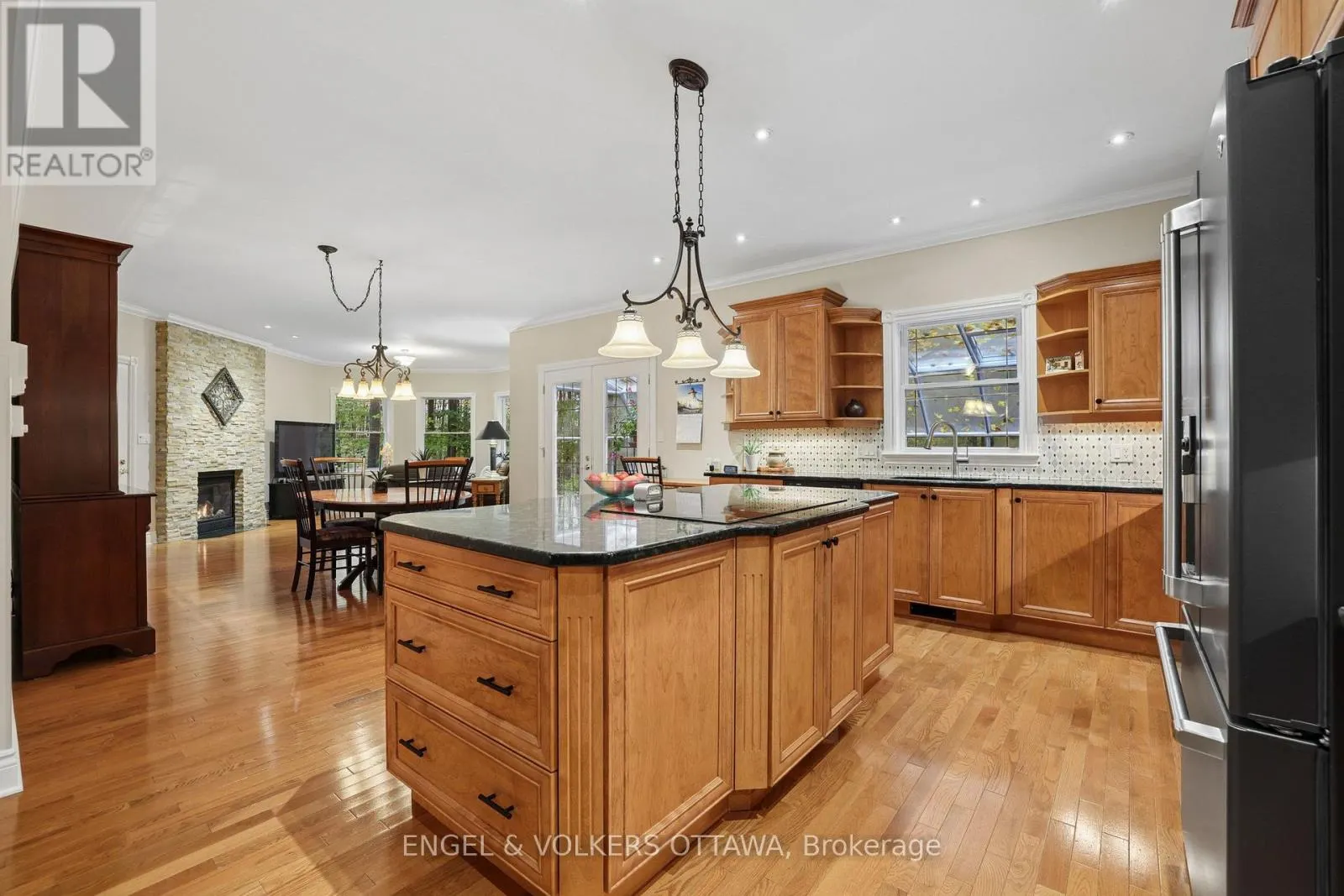 5732 QUEENSCOURT CRESCENT