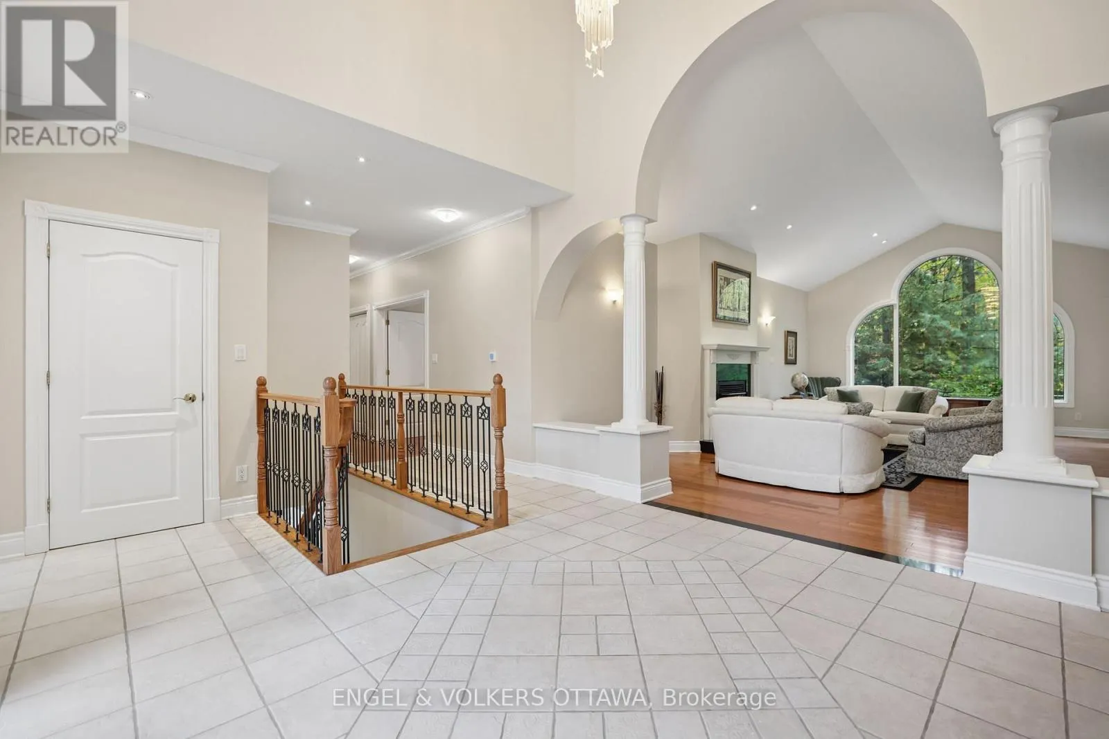 5732 QUEENSCOURT CRESCENT