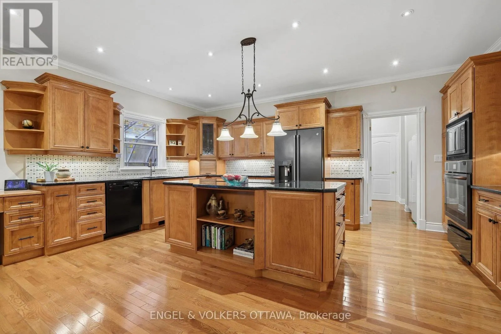 5732 QUEENSCOURT CRESCENT