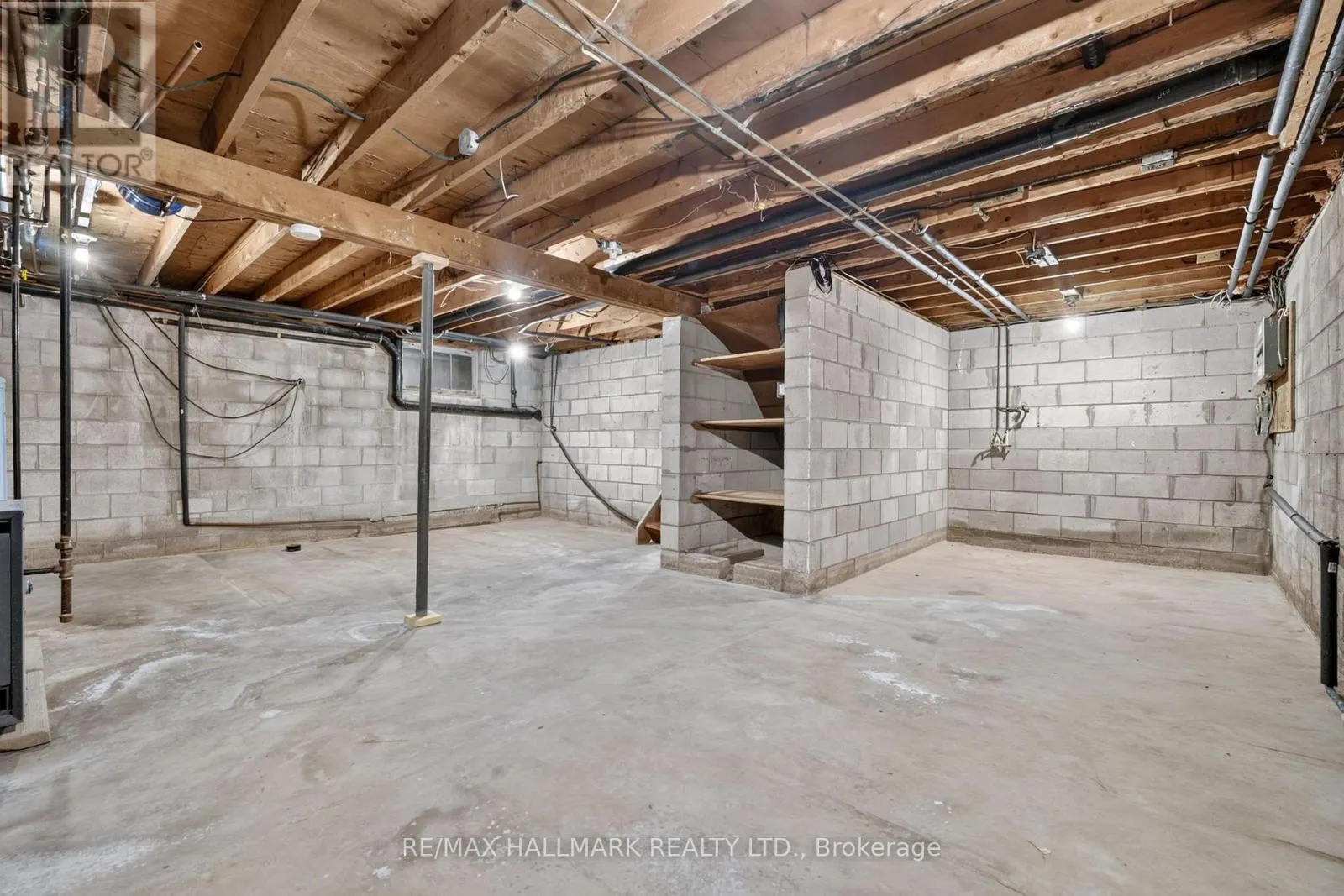 697 RIDGE ROAD W