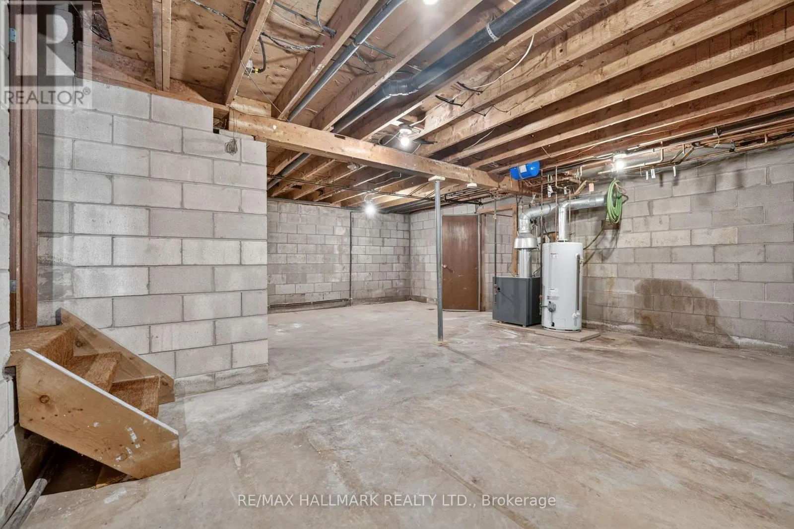 697 RIDGE ROAD W