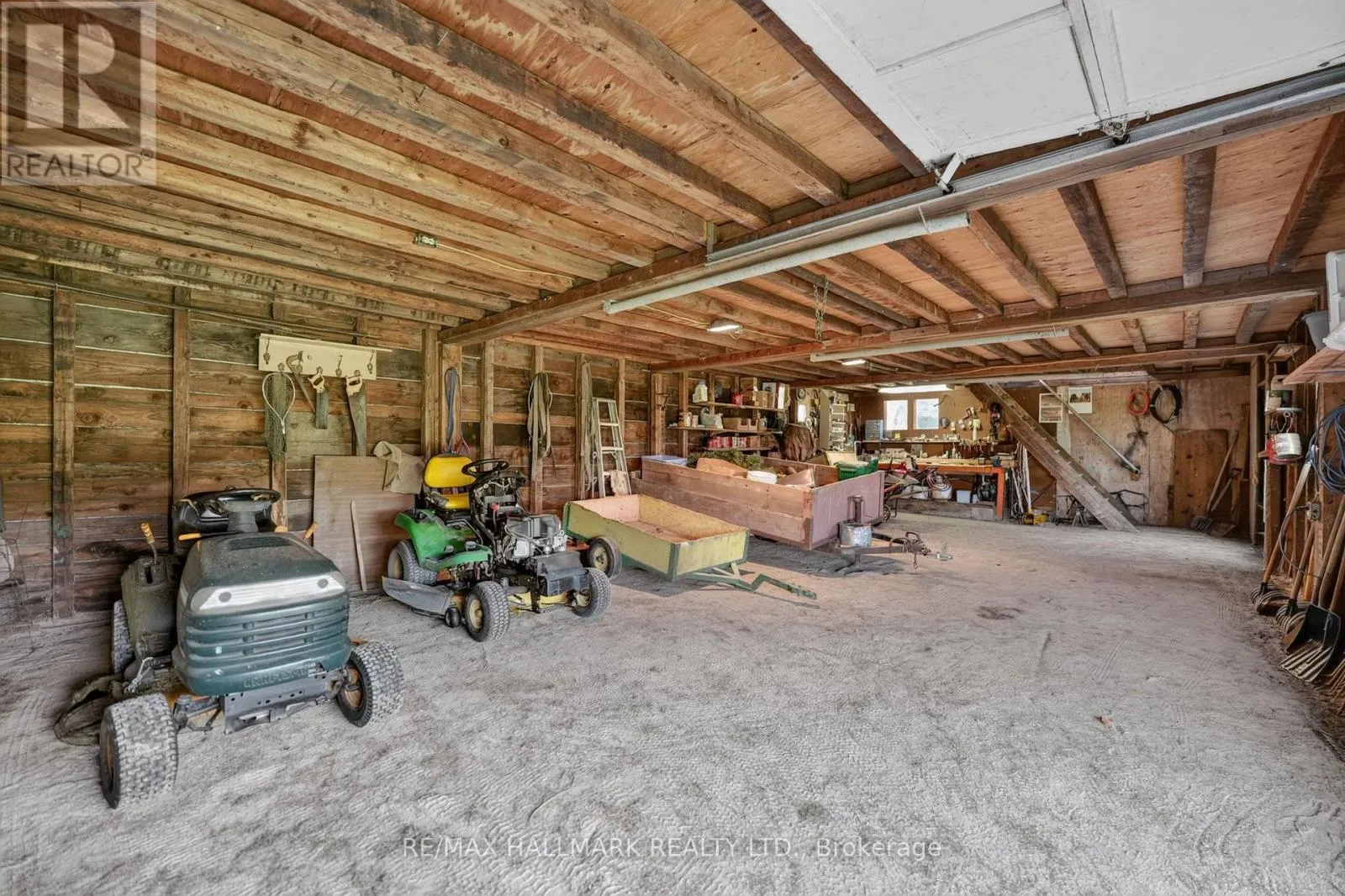 697 RIDGE ROAD W