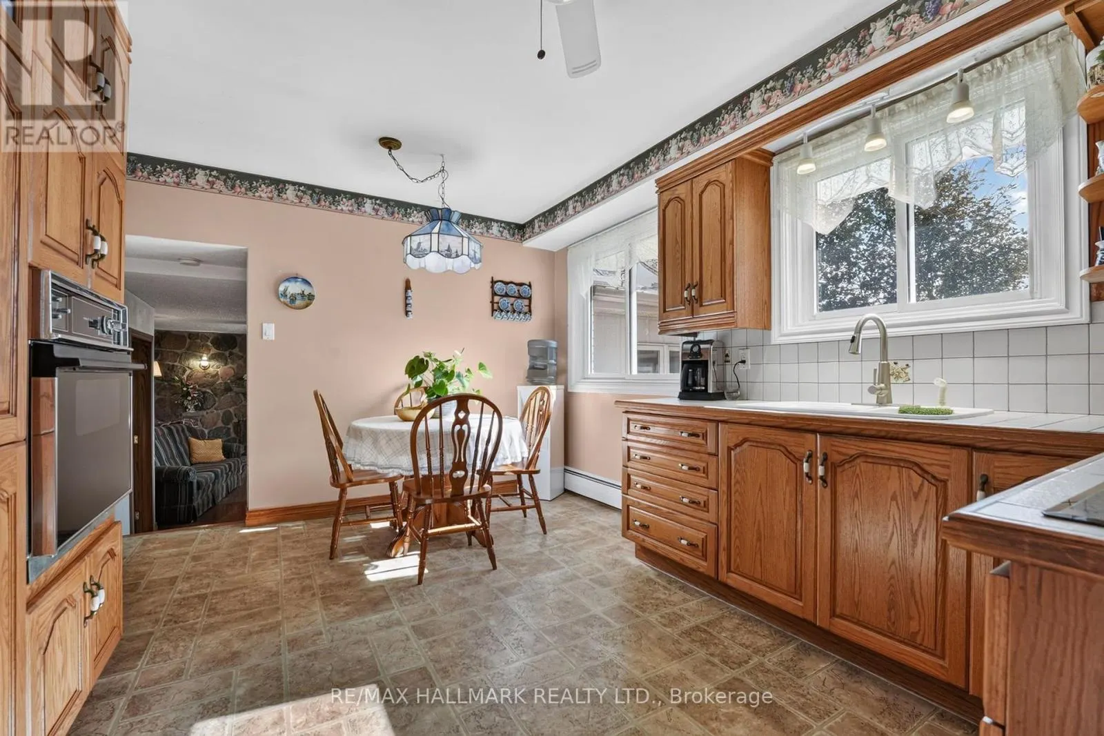 697 RIDGE ROAD W