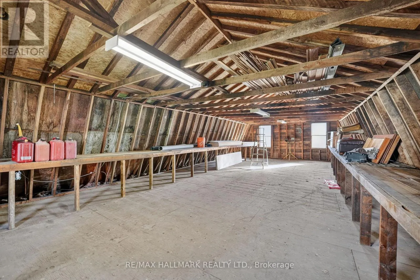 697 RIDGE ROAD W