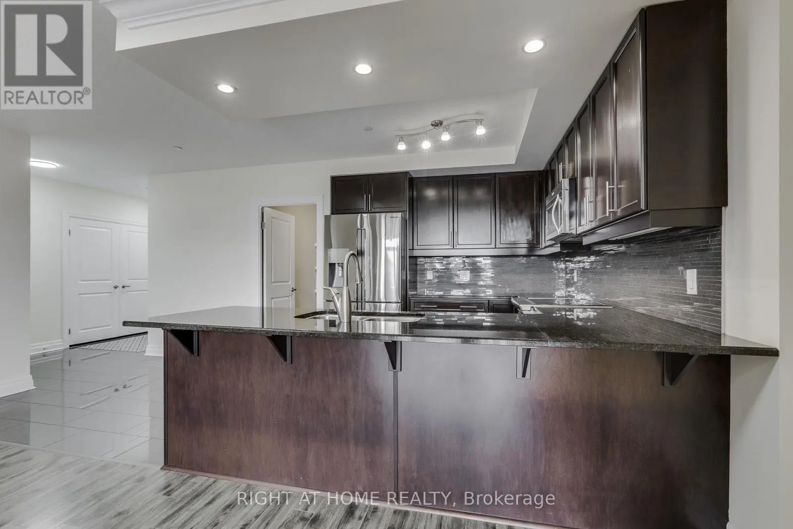 212 - 240 VILLAGEWALK BOULEVARD