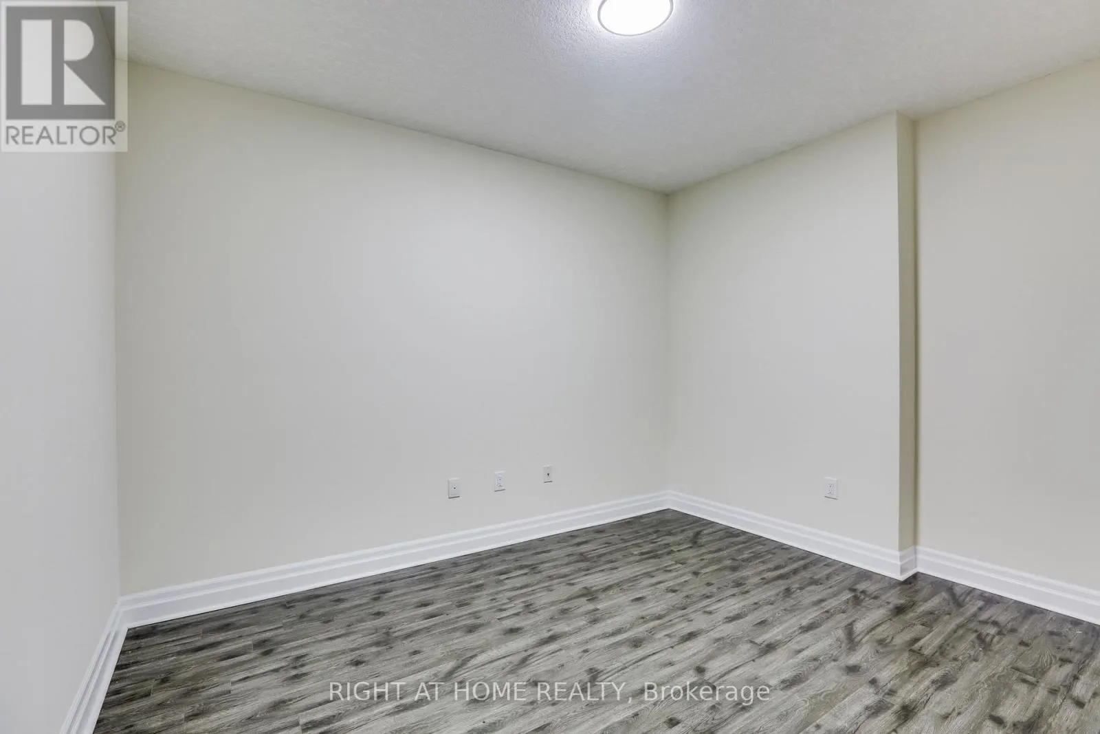 212 - 240 VILLAGEWALK BOULEVARD