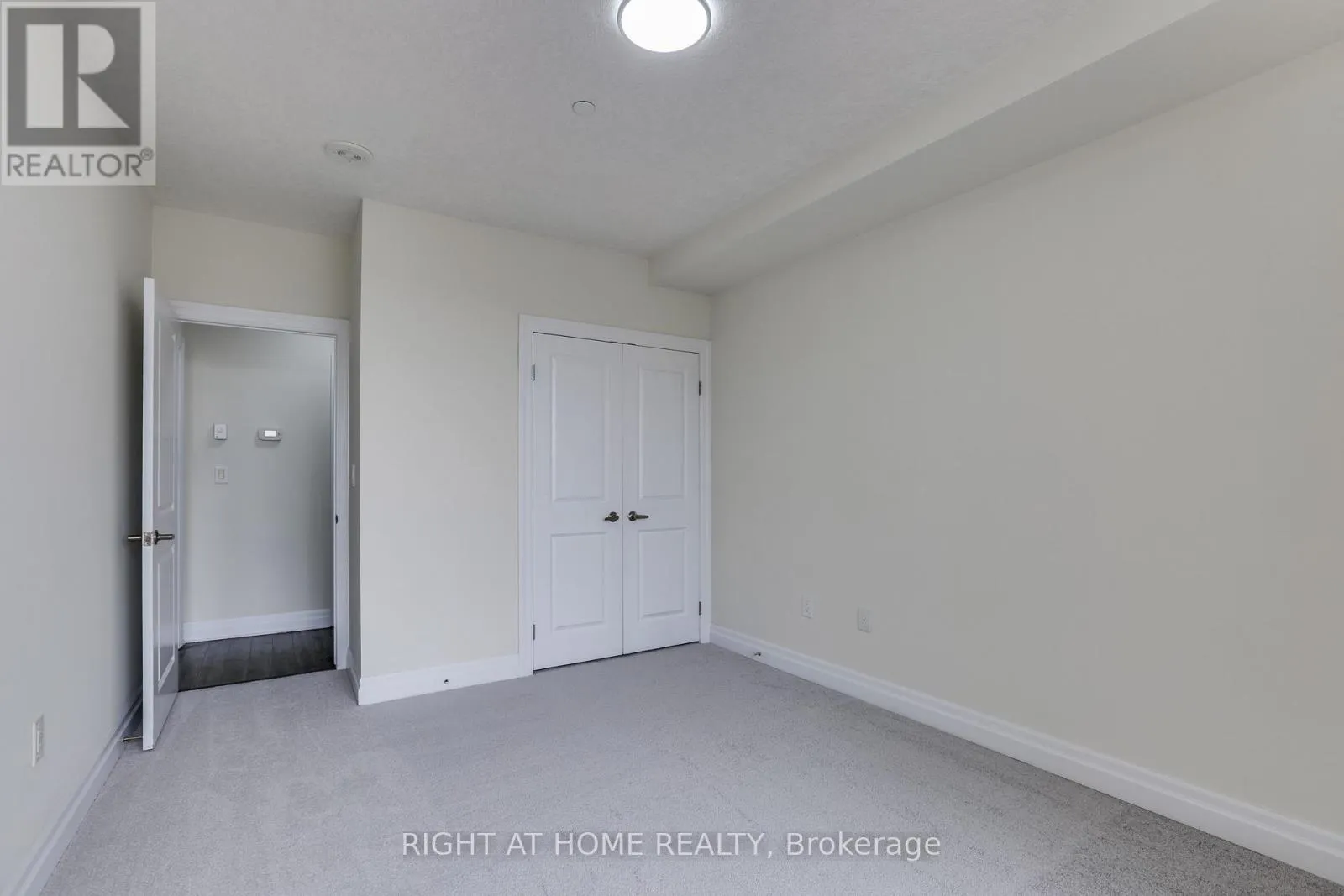 212 - 240 VILLAGEWALK BOULEVARD