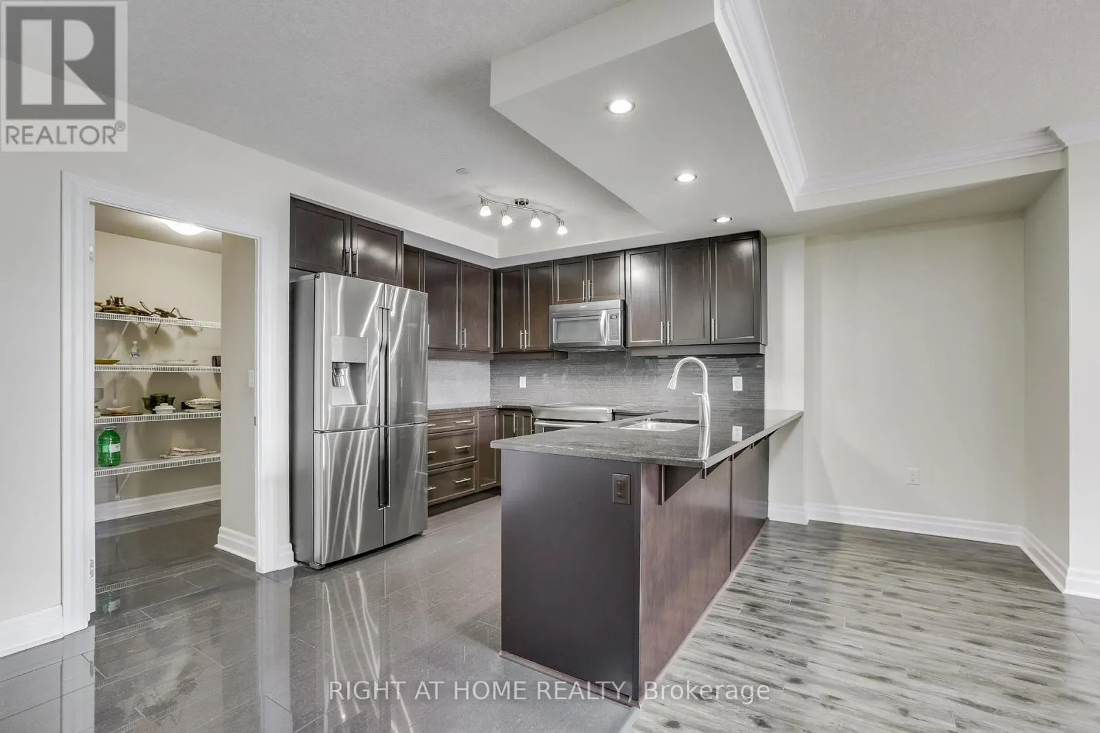 212 - 240 VILLAGEWALK BOULEVARD